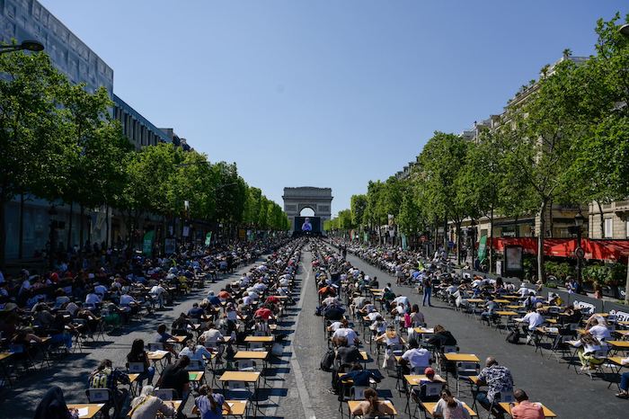  Record sur les Champs-Elysées avec la plus grande dictée du monde 