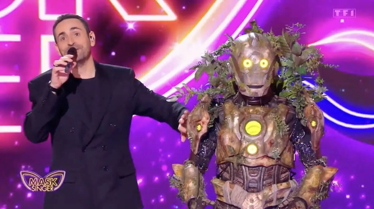« Mask Singer » : qui se cache derrière le Cyborg ? De premiers indices ! « Mask Singer » : qui se cache derrière le Cyborg ? De premiers indices !